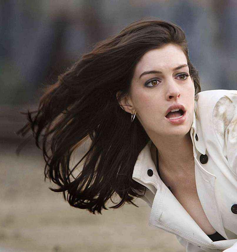 anne-hathaway-dark-thick-brunette-hairstyle-from-get-smart