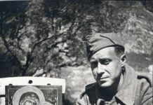 Ο Γιάννης Τσαρούχης με την «Παναγία της Νίκης» στο Αλβανικό Μέτωπο