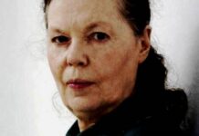 «Ο ουρανός κατακόκκινος». H Ρούλα Πατεράκη αναμετριέται και πάλι με το έργο της Λούλας Αναγνωστάκη
