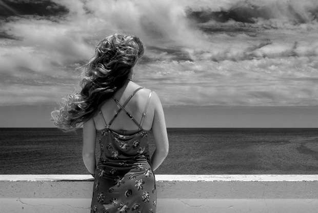 woman-at-the-sea-tom-kummer-photo-images