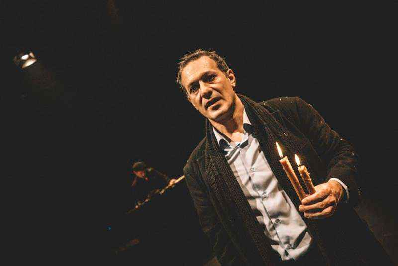 Ο Αμερικάνος» του Αλέξανδρου Παπαδιαμάντη με τον Θανάση Σαράντο  επιστρέφει... | Cat Is Art